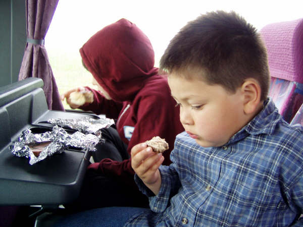 Nanna & Oliver i bussen på vej hjem