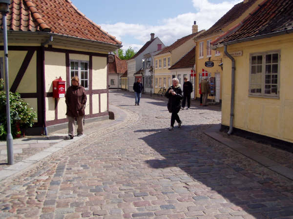 H.C. Andersens hus til højre